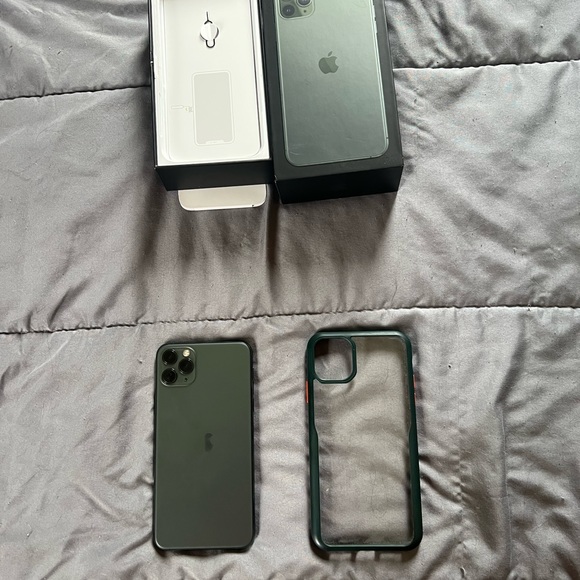 Apple 11 pro max 256 gig in midnight green. - Picture 3 of 4